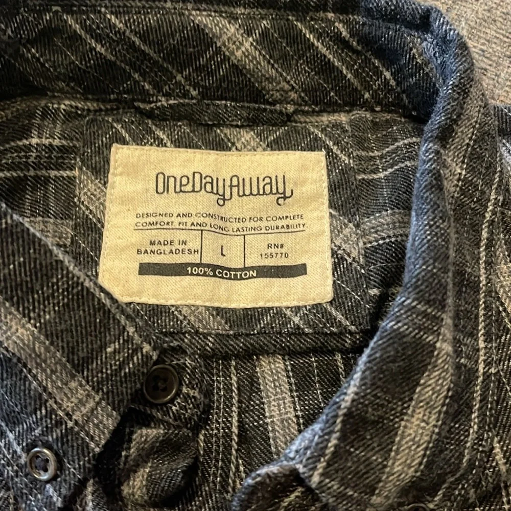 Men's Gray Plaid Shirt - Picture 3 of 4